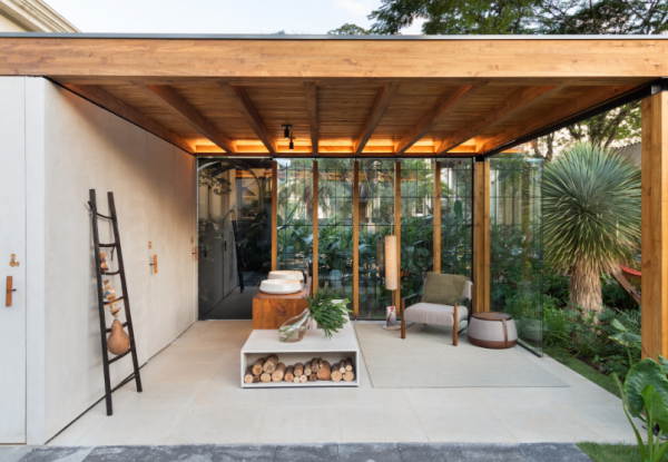 Teras dengan pergola kayu dan teras berlantai tatami